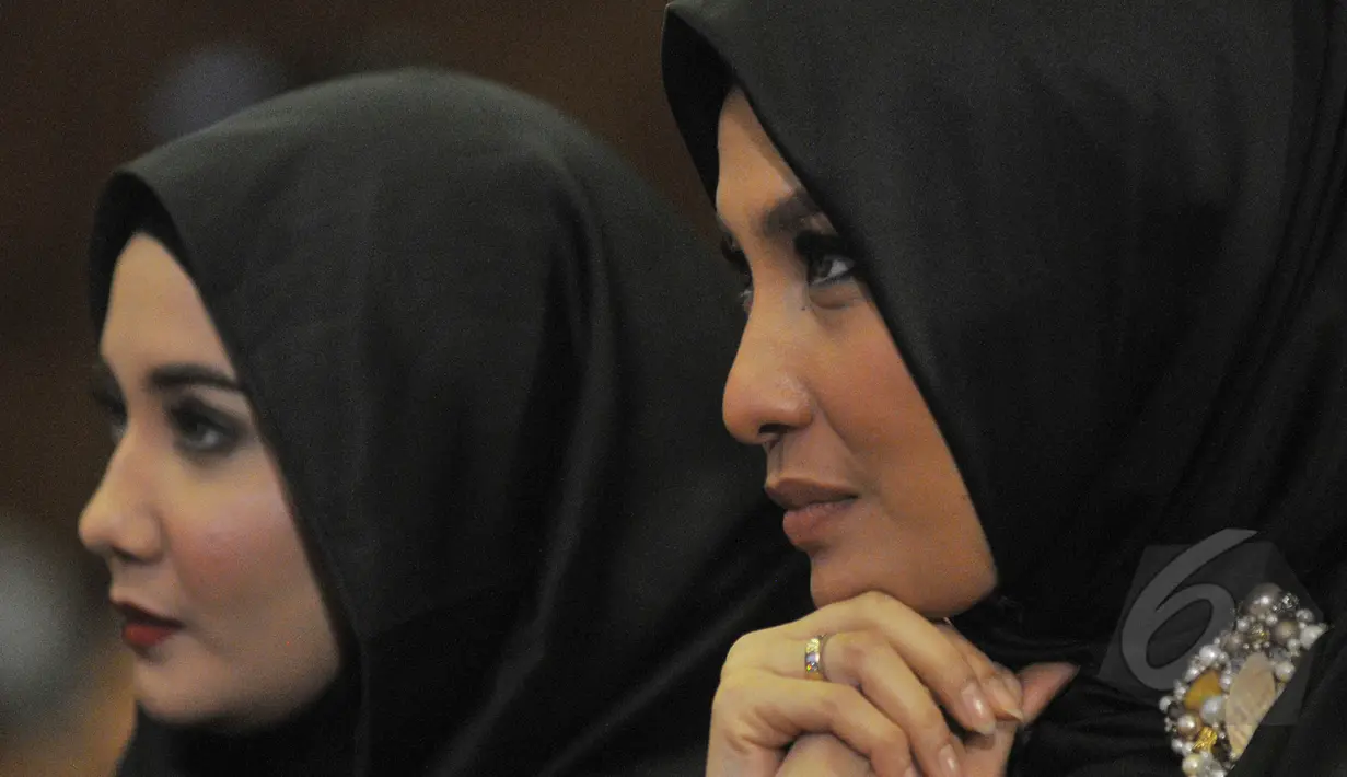 Arzetti Bilbina (kanan) dan Zaskia Mecca didaulat menjadi mentor para finalis Puteri Muslimah Indonesia 2015, Jakarta, Senin (11/5/2015). Arzetti dan Zaskia  terlihat kompak mengenakan hijab berwarna hitam. (Liputan6.com/Herman Zakharia)