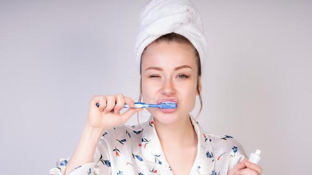 Praktikkan kebersihan mulut yang benar