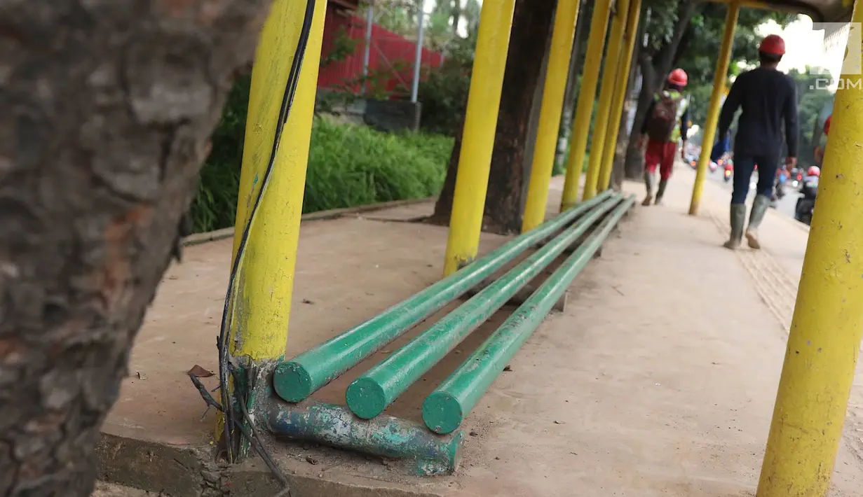 Kondisi bangku halte Perum Tanjung Mas, Jakarta, Rabu (6/2). Proyek peninggian trotoar yang tidak diimbangi dengan renovasi halte menyebabkan bangku di halte tersebut menjadi pendek dan tidak layak untuk digunakan. (Liputan6.com/Immanuel Antonius)
