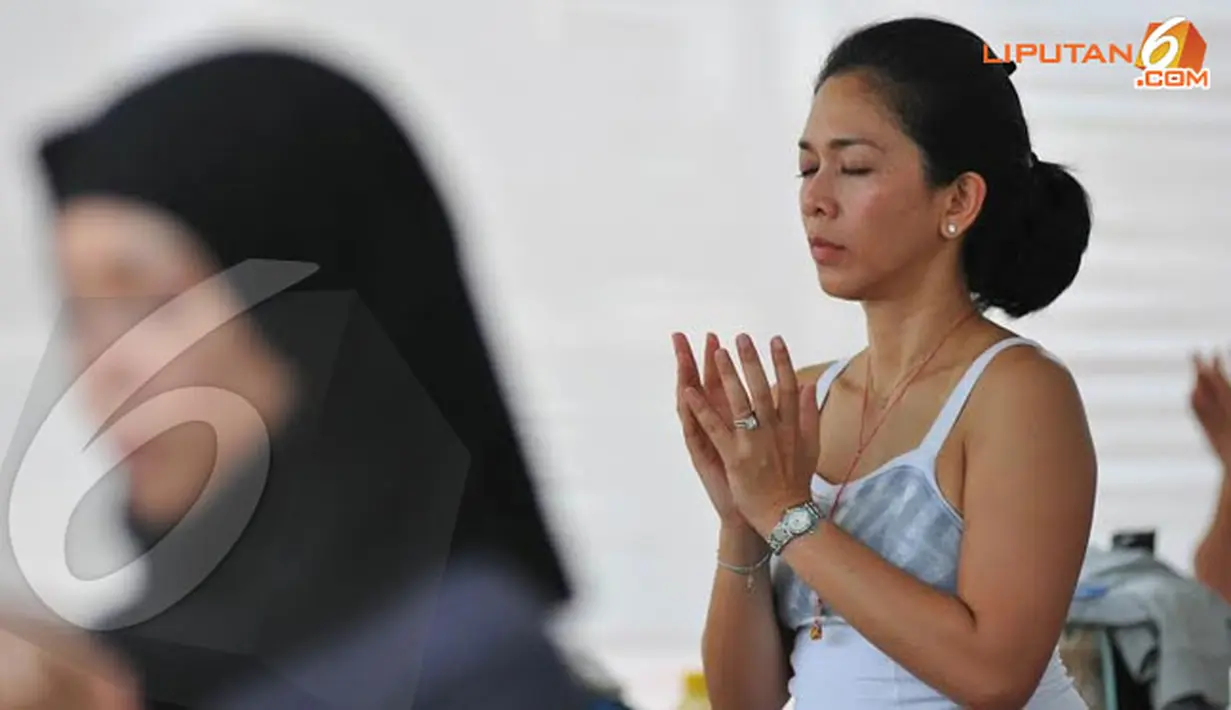 Yoga tidak hanya sekedar bermeditasi. Saat melakukan yoga perlu menggunakan hati. Idealnya, sebelum melakukan yoga, perlu membuka pikiran dan emosi. Biarkan perasaan dan pikiran yang kotor itu muncul sehingga bisa terfilter saat melakukan yoga. Dalam kond