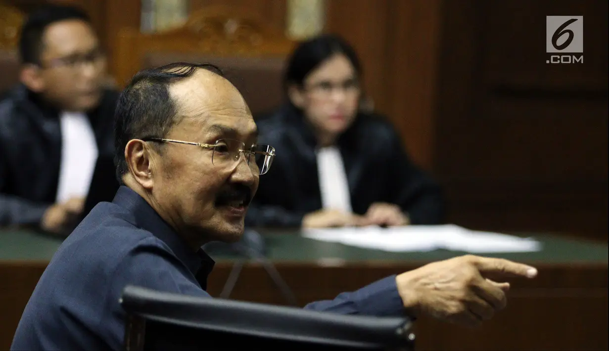 Ekspresi pengacara tersangka kasus E-KTP Setya Novanto, Fredrich Yunadi saat sidang pembacaan eksepsi di Pengadilan Tipikor, Jakata, Kamis (15/2). Fredrich masih tak terima dengan dakwaan jaksa penuntut umum (JPU) pada KPK. (Liputan6.com/JohanTallo)
