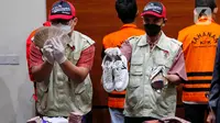 Petugas Komisi Pemberantasan Korupsi (KPK) menunjukkan barang bukti penangkapan Wali Kota Bandung Yana Mulyana di Gedung Merah Putih KPK, Jakarta, Minggu (16/4/2023) dini hari. (Liputan6.com/Angga Yuniar)