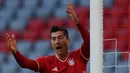 Striker Bayern Munich, Robert Lewandowski, tampak kecewa dalam laga lanjutan Liga Jerman pekan ke-8 melawan Werder Bremen di Allianz Arena, Sabtu (21/11/2020). Bayern bermain imbang 1-1 dengan Werder Bremen. (AFP/Lukas Barth/Pool)