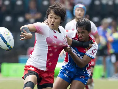 Indri Katerina Lahu gagal menghentikan laju pemain Jepang dalam babak penyisihan Rugby Seven Putri antara Indonesia vs Jepang pada Asian Games 2018 di GBK, Kamis (30/8/2018). (Bola.com/Peksi Cahyo)
