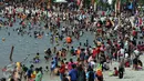 Pengunjung memadati pantai di Taman Impian Jaya Ancol, Jakarta, Kamis (7/7). Ancol tetap menjadi primadona tempat wisata bagi warga Jakarta dan sekitar untuk mengisi libur Lebaran. (Liputan6.com/Johan Tallo)