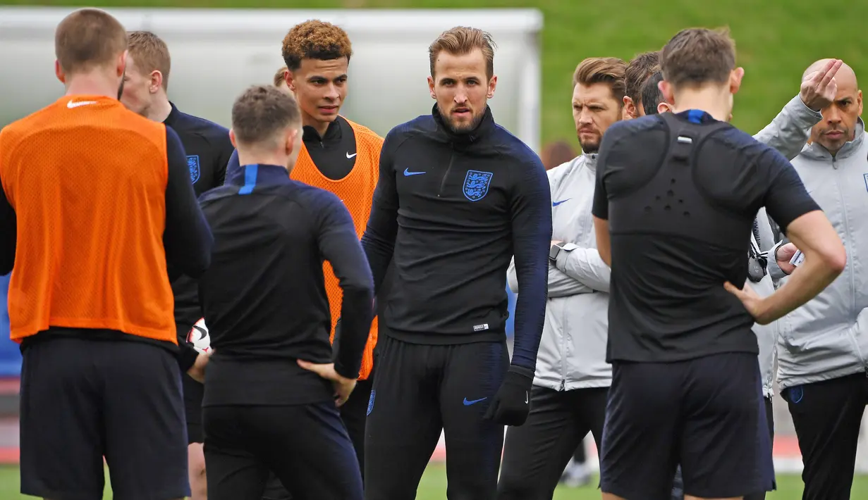 Striker Inggris, Harry Kane, bersama rekannya saat latihan jelang laga kualifikasi Piala Eropa di St George's Park, Selasa (19/3). Inggris akan berhadapan dengan Republik Ceko. (AFP/Paul Ellis)