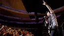 Para penonton menikmati konser Grup band punk-rock legendaris asal Amerika Serikat, Green Day di Hollywood Palladium, AS (17/10). Green Day mengalahkan Norah Jones dan OneRepublic pada tangga Billboard. (AFP Photo/Kevin Winter)