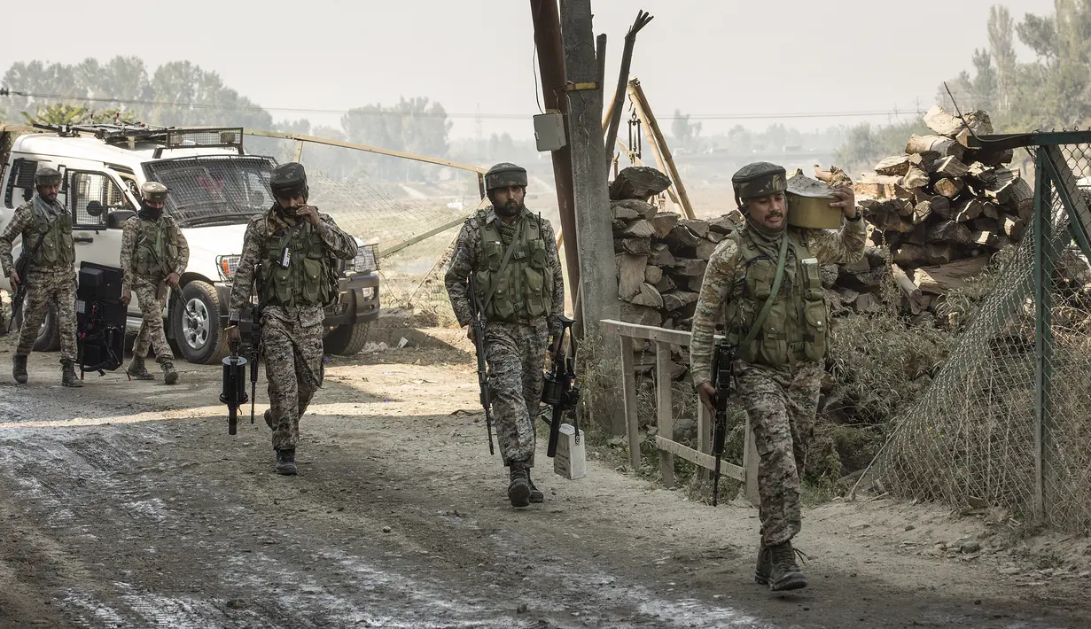 Pasukan paramiliter India berjalan dekat lokasi baku tembak di Kota Srinagar, ibu kota musim panas Kashmir yang dikuasai India, pada 12 Oktober 2020. Dua militan tewas dalam baku tembak dengan pasukan pemerintah di wilayah Kashmir yang dikuasai India. (Xinhua/Javed Dar)
