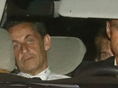 Mantan Presiden Prancis, Nicolas Sarkozy ditahan polisi di Nanterre, kawasan di pinggiran Kota Paris, Selasa (1/7/14). (REUTERS/Pascal Rossignol)