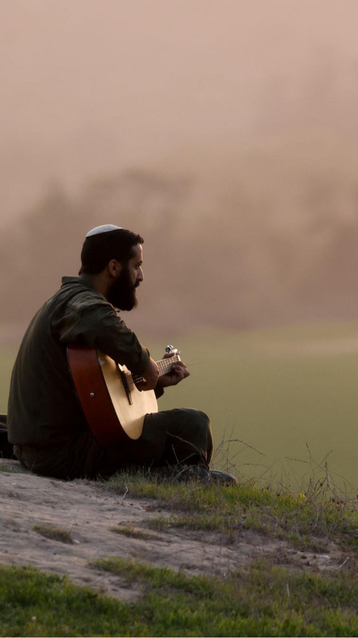Selain itu, beberapa tentara terlihat duduk sambil bermain gitar dan menikmati pemandangan di sekitar mereka. <br>