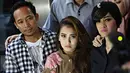 Ekspresi tiga sahabat Zaskia Gotik (Deni, Ayu dan Jupe) usai menjalani pemeriksaan di Polda Metro Jaya, Jakarta, Senin (21/3/2016). Atas nama Zaskia Gotik, mereka meminta maaf atas kekhilafan melecehkan lambang negara. (Liputan6.com/Immanuel Antonius)