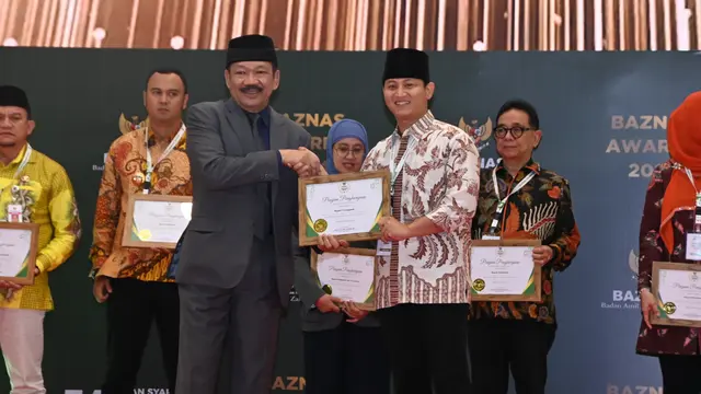 Ketua Baznas Indonesia Noor Achmad memberikan penghargaan Bupati Pendukung Pengelolaan Zakat Terbaik kepada Bupati Trenggalek Mochamad Nur Arifin.