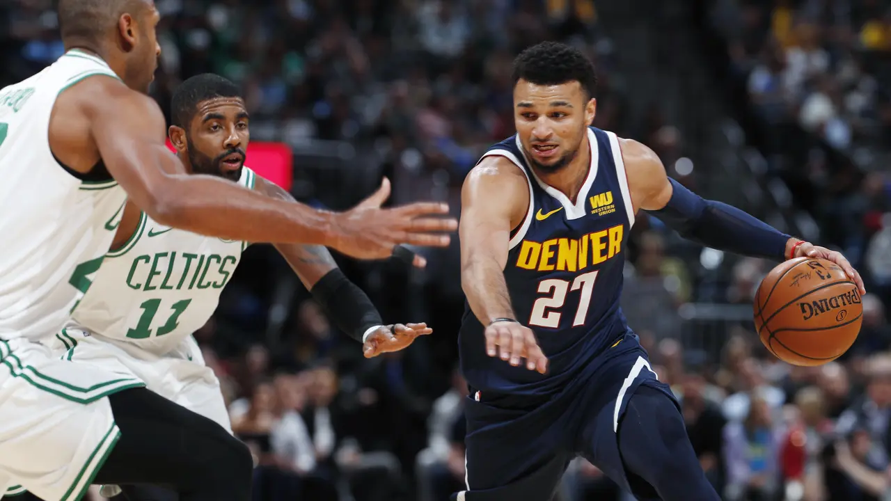 Aksi point guard Nuggets Jamal Murray dijaga dua pemain Celtics pada lanjutan NBA