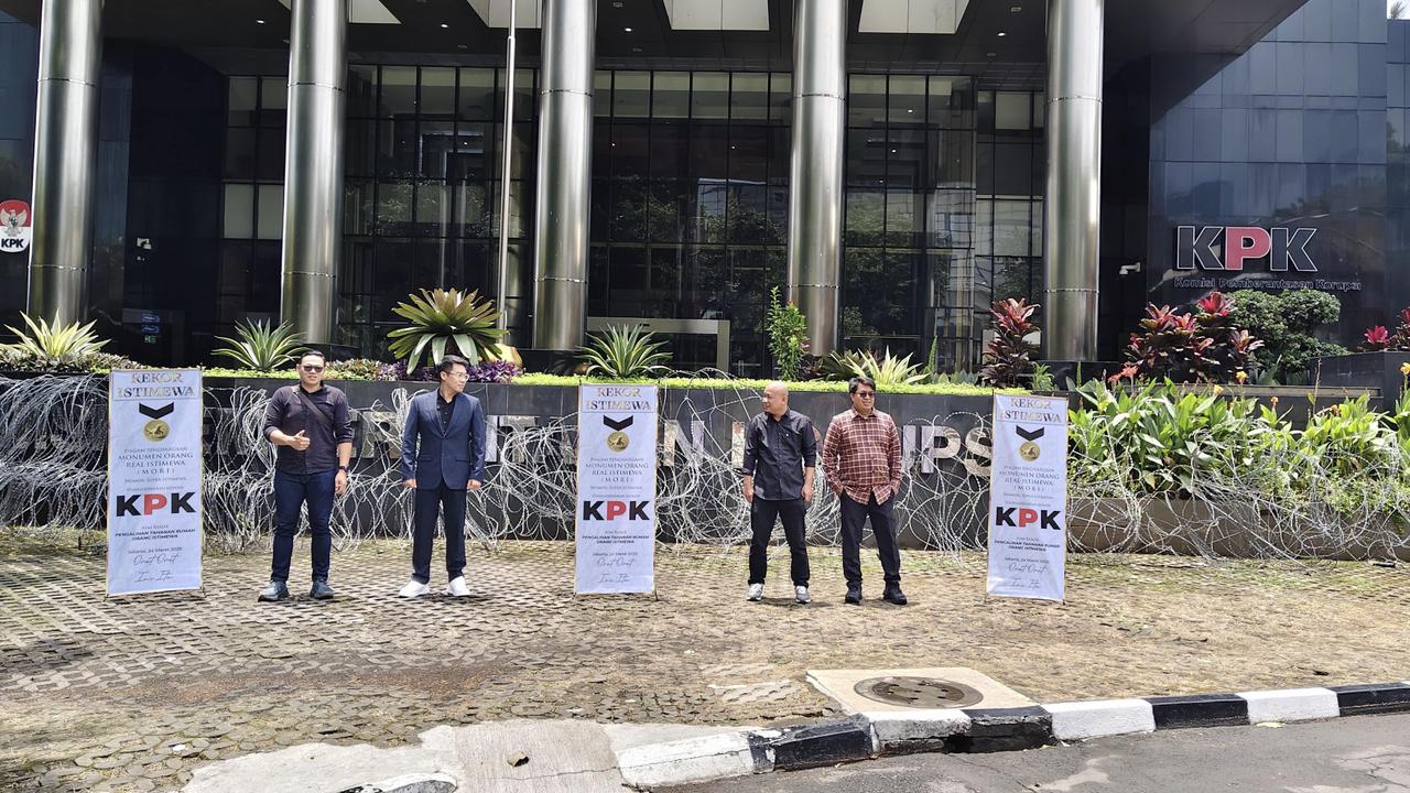 MAKI Sindir KPK soal Tahanan Rumah Yaqut Pakai Banner “Penghargaan”