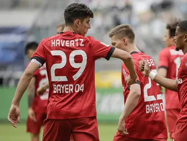 Pemain Bayer Leverkusen, Kai Havertz dan Leon Bailey melakukan selebrasi usai membobol gawang Borussia Moenchengladbach pada laga Bundesliga, Minggu (24/5/2020). Bayer Leverkusen menang 3-1 atas Borussia Moenchengladbach. (AFP/Ina Fassbender)