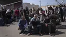 Konvoi truk yang membawa makanan dan pasokan medis sedang menunggu untuk menyeberang ke Gaza, menurut kepala Bank Makanan Mesir, sebuah organisasi bantuan. (AP Photo/Fatima Shbair)
