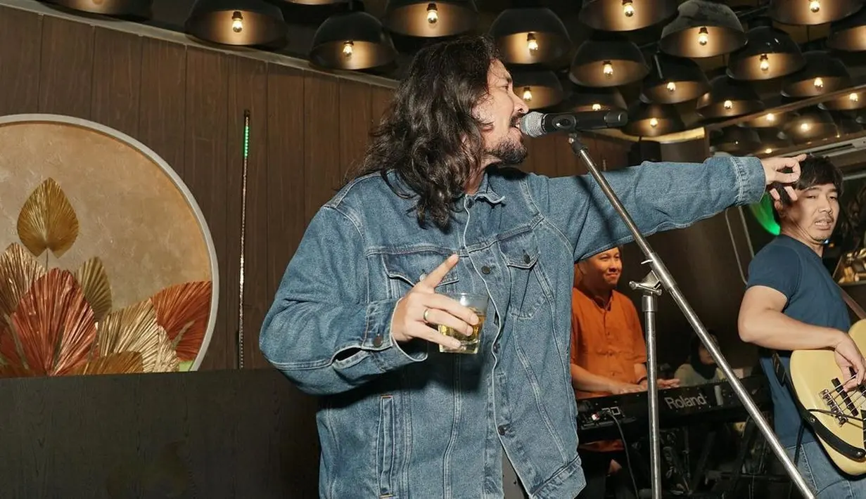 Gaya keren Ello lainnya adalah dengan denim jacket seperti di foto ini. Denim juga merupakan signature style Ello saat manggung. Foto: Instagram.