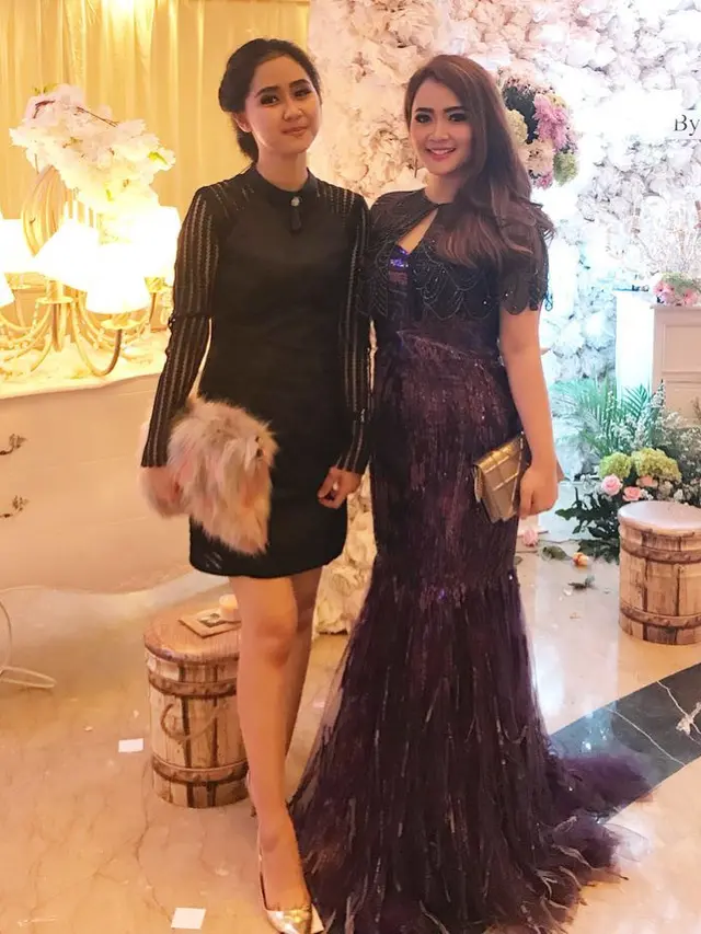 [Bintang] Kece Bukan Main, Ini Deretan Gaya Seleb yang Hadir di Pernikahan Angel Lelga