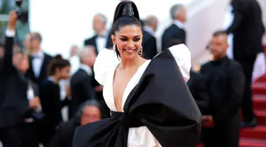 Aktris Bollywood, Deepika Padukone berpose ketika tiba untuk pemutaran film "Rocketman" di karpet merah Festival Film Cannes 2019 di Prancis pada Kamis (16/5/2019). Deepika Padukone tampil dalam balutan gaun krem dengan pita yang sangat besar. (REUTERS/Stephane Mahe)