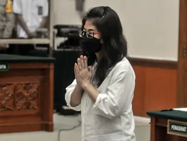 Terdakwa Linda Pujiastuti alias Anita menjalani sidang tuntutan terkait kasus narkoba Irjen Teddy Minahasa di Pengadilan Negeri Jakarta Barat, Senin (27/3/2023). (merdeka.com/Iqbal S. Nugroho)