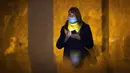 Seorang wanita mengenakan masker untuk melindungi diri dari COVID-19 saat meninggalkan kereta bawah tanah di Moskow, Rusia, 19 Oktober 2020. Berdasarkan data Worldometers pada 19 Oktober 2020, jumlah kasus COVID-19 di Rusia sebanyak 1.399.334. (AP Photo/Alexander Zemlianichenko)