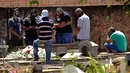 Anggota keluarga menghadiri pemakaman Elvira Maria de Jesus (75), yang dikatakan meninggal karena COVID-19, di pemakaman Campo da Esperanca di Brasilia, Brasil, Kamis (3//9/2020). Brasil melaporkan rata-rata lebih dari 1.000 kematian setiap hari akibat corona sejak akhir Mei. (AP Photo/Eraldo Peres)