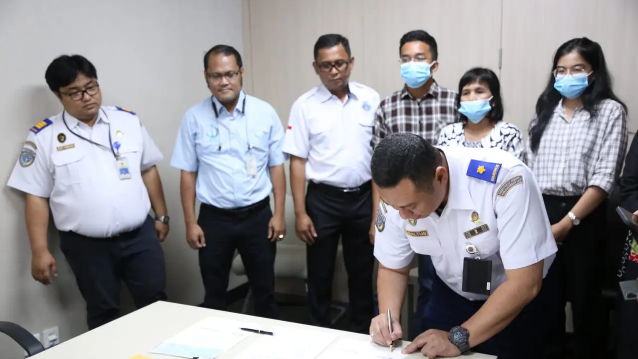 Kemenhub memfasilitasi penyerahan asuransi kepada keluarga pelaut yang meninggal saat bekerja di sebuah kapal berbendera Singapura.