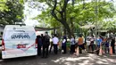 Masyarakat dapat menukar uang di beberapa lokasi strategis, seperti stasiun dan bandara. Tampak dalam foto, warga antre untuk menukarkan uang di pelayanan mobil kas keliling Bank Indonesia di Stasiun Gambir, Jakarta, Senin (16/3/2026). (Kapanlagi.com/Budy Santoso)