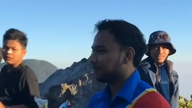 Aksi Kocak Pria Berseragam Karyawan Minimarket di Jalur Pendakian Gunung Gede