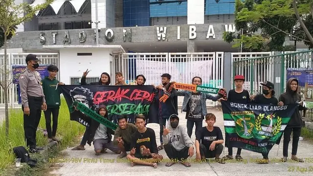 Suporter Persebaya Surabaya, Bonek, nekat datang ke Stadion Wibawa Mukti, Kabupaten Bekasi karena termakan hoaks timnya akan bertanding.