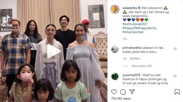 Iis Dahlia mengunggah video TikTok di Instagram sebagai bentuk ucapan selamat Lebaran (https://www.instagram.com/p/CO5nY42AVtu/)