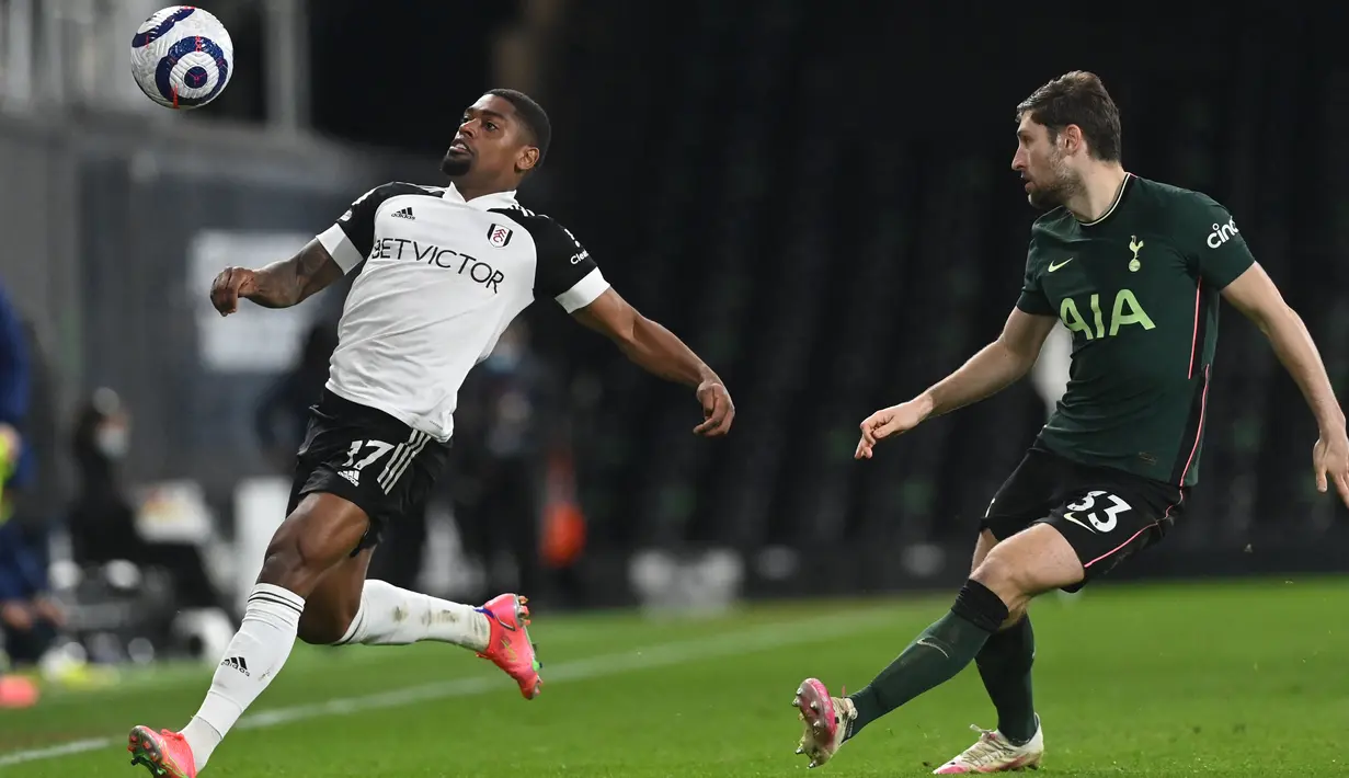 Striker Fulham, Ivan Cavaleiro (kiri) bersaing dengan bek Tottenham Hotspur, Ben Davies pada pekan ke-27 Liga Inggris di Craven Cottage, Jumat (5/3/2021) dini hari WIB. Tottenham Hotspur unggul 1-0 atas Fullham lewat gol bunuh diri Tosin Adarabioyo.  (NEIL HALL / POOL / AFP)