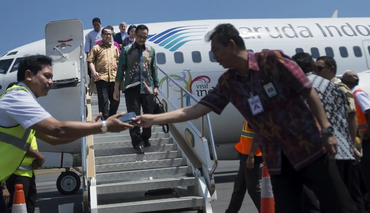Komisaris Utama Garuda Indonesia Bambang Susantono (ketiga kiri) dan Dirut Garuda Indonesia Emirsyah Satar (kedua kiri) menuruni tangga saat tiba di Bandara Udara Presidente Nicolau Lobato, Dili, Timor Leste, Jumat (24/10/2014) (Antara Foto/Rosa P)