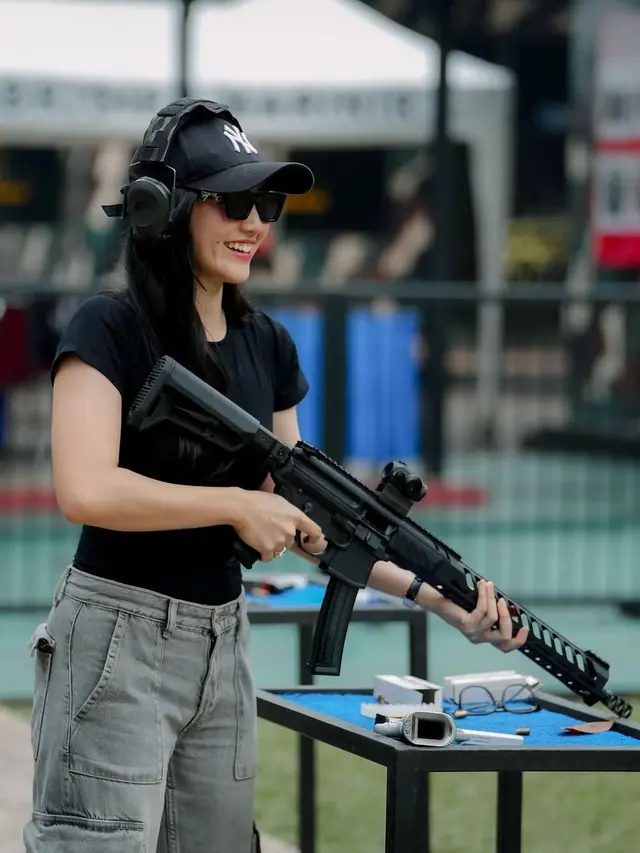 Febby Rastanty saat Latihan Menembak. [@febbyrastanty]