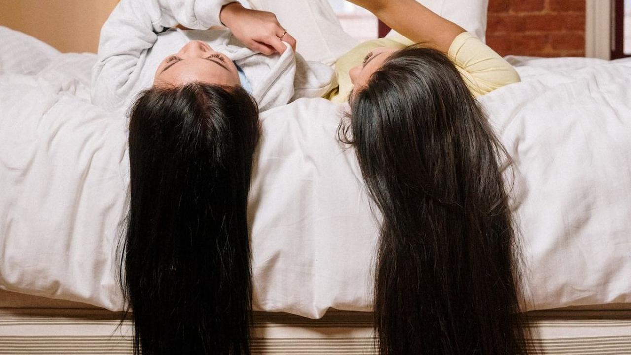 3. Biarkan Rambut Terurai saat Berada di Rumah