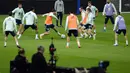 Pelatih Spanyol, Luis Enrique (tengah) menyaksikan pemainnya berlatih di stadion La Cartuja di Seville (17/11/2020).  Pemenang laga antara Spanyol vs Jerman dipastikan menjadi pimpinan klasemen Grup A4. (AFP/Cristina Quicler)