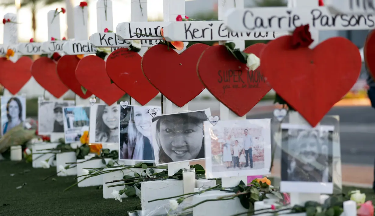 Deretan nisan yang disiapkan untuk menghormati korban tewas dalam penembakan massal yang terjadi dekat Kasino Mandalay Bay di Las Vegas, Jumat (6/10). Sebanyak 58 nisan kayu berbentuk salib itu ditambahkan ornamen hati berwarna merah. (AP/Gregory Bull)