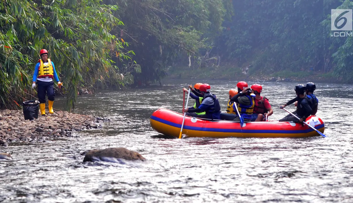 Sukarelawan memunguti sampah di aliran sungai saat kegiatan Bebersih Ciliwung di Yayasan Bambu Indonesia, Cibinong, Bogor, Jawa Barat, Minggu (23/6/2019). Selain Kementerian Lingkungan Hidup dan Kehutanan, kegiatan ini diikuti berbagai unsur seperti komunitas dan Pramuka. (merdeka.com/Arie Basuki)