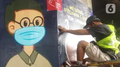 Mahasiswa melukis mural bertemakan sosialisasi pencegahan Covid-19 di kolong jalan tol dalam kota, Kebun Nanas, Jakarta, Jumat (4/12/2020). Kegiatan sekitar 90 tiang kolong tol sepanjang jalan MT Haryono ini difasilitasi Satgas Covid-19. (merdeka.com/Arie Basuki)