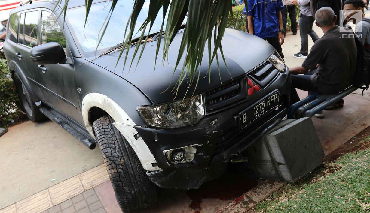 Sebuah mobil Pajero menabrak pembatas jalan di Jalan Rasuna Said, Jakarta, Kamis (29/9/2019). Mobil berwarna hitam menabrak hingga naik ke atas trotoar yang ada di sisi kiri jalan HR Rasuna Said dari arah Menteng. (Liputan6.com/Herman Zakharia)