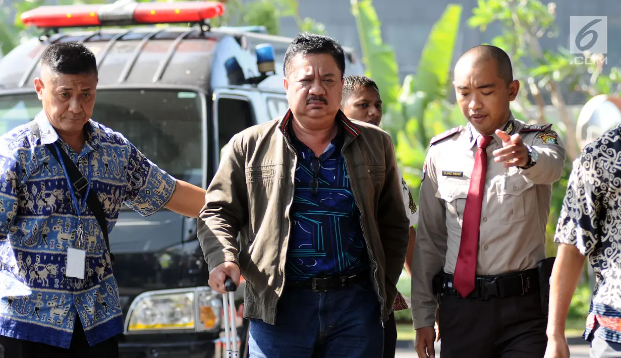 Ketua DPRD Kota Banjarmasin, Iwan Rusmali (tengah) saat tiba untuk menjalani pemeriksaan lanjutan di Gedung KPK, Jakarta, Jumat (15/9). KPK menduga ada penyuapan terkait proses pembahasan perda setempat. (Liputan6.com/Helmi Fithriansyah)