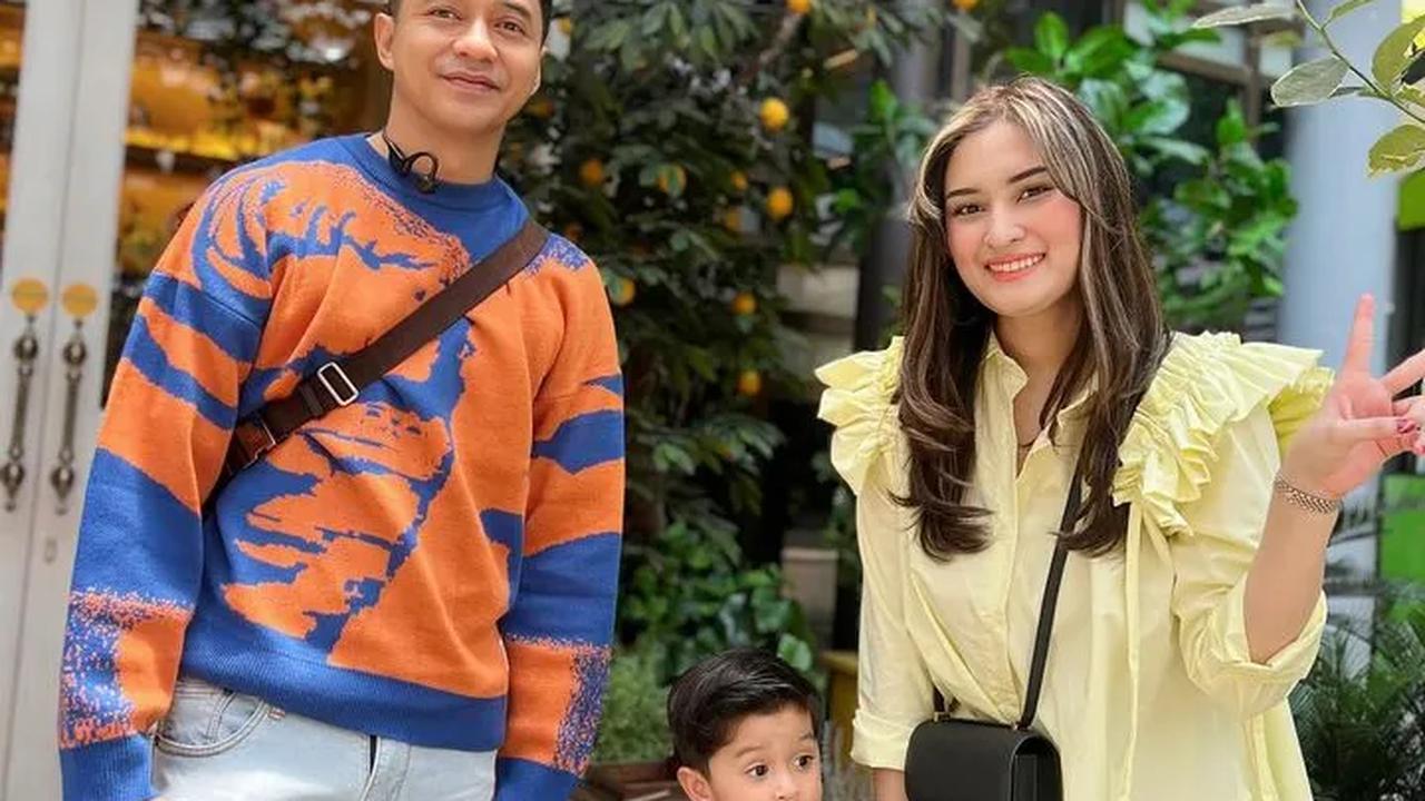 Potret Ardashir Behrouz putra Adly Fairuz dan Angbeen Rishi langsung mencuri perhatian netizen. Ardashir ramai dipuji memiliki paras ganteng seperti sang ayah.<br>