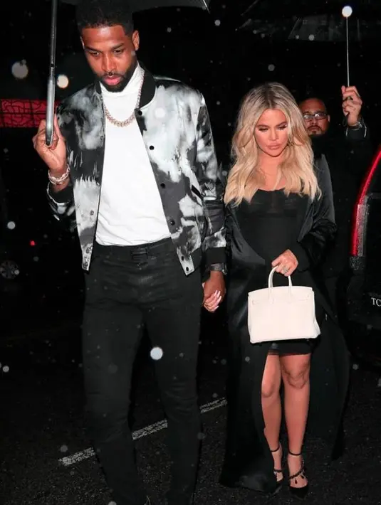 Saat ini, Khloe Kardashian tak peduli mengenai apa yang dikatakan orang lain mengenai keputusannya. (E! Online)