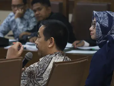 Presdir PT Angkasa Pura (AP) II, Muhammad Awaluddin (kedua kanan) menjawab pertanyaan saat menjadi saksi pada sidang lanjutan dugaan suap pengadaan Baggage Handling System (BHS) dengan terdakwa Andi Taswin Nur di Pengadilan Tipikor, Jakarta, Senin (18/11/2019). (Liputan6.com/Helmi Fithriansyah)
