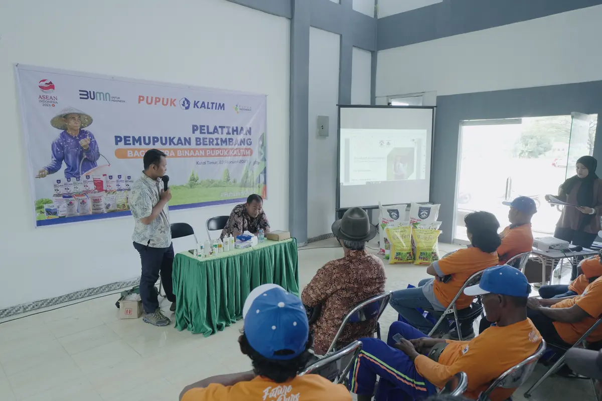 Pupuk Kaltim bekali para petani binaan dari kelompok Sumber Pangan di Desa Teluk Pandan, Kecamatan Teluk Pandan Kutai Timur.
