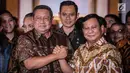 Ketum Partai Demokrat Susilo Bambang Yudhoyono (kiri) salam komando dengan capres nomor urut 02 Prabowo Subianto usai menggelar pertemuan di kawasan Mega Kuningan, Jakarta, Jumat (21/12). Pertemuan membahas Pemilu 2019. (Liputan6.com/Faizal Fanani)