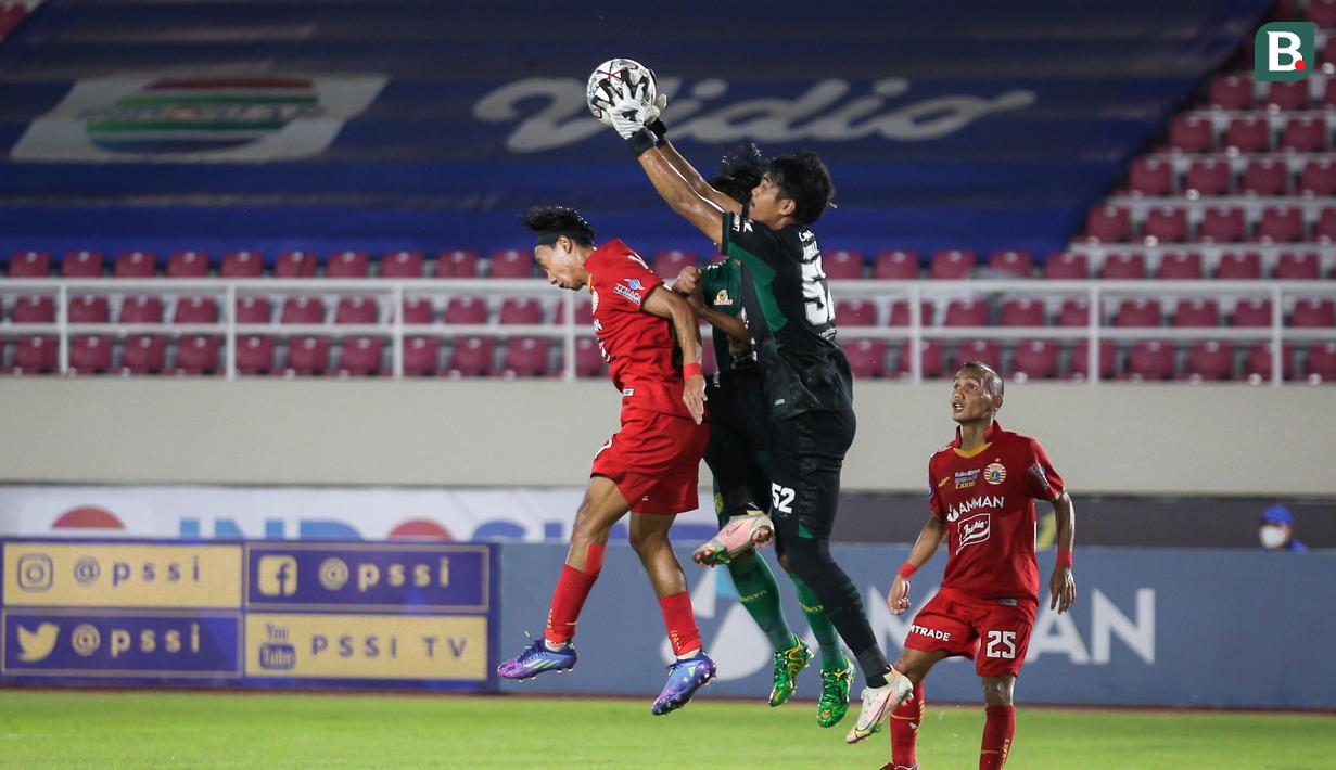 Ancaman pertama laga ini baru lahir pada menit ke-15 dari Persija. Umpan silang yang dikirim Marco Motta dari sayap kanan disundul oleh Simic tapi masih mampu ditangkap kiper Andhika Ramadhani. (Bola.com/Bagaskara Lazuardi)