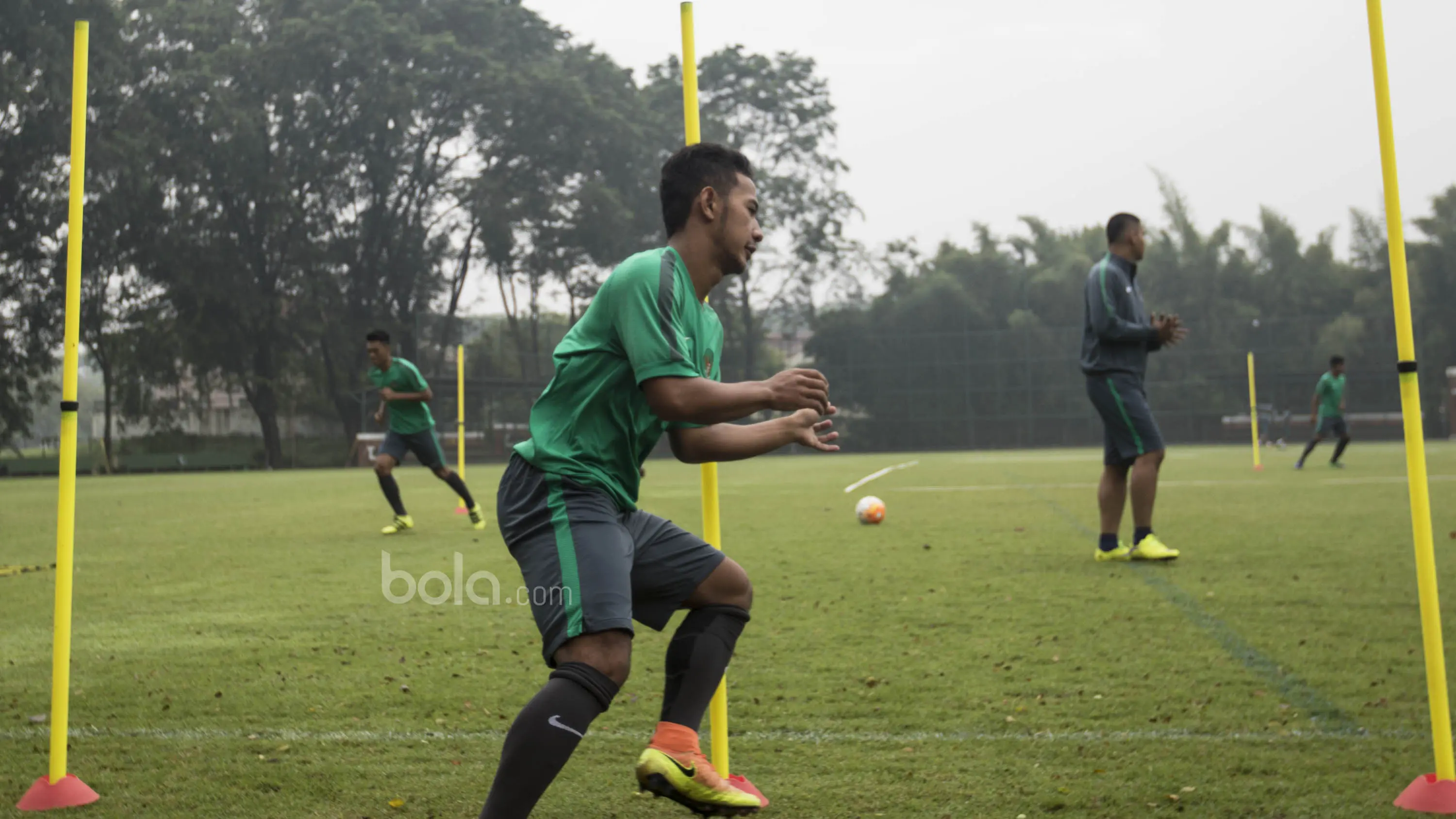 Gelandang Timnas Indonesia U-22, Gian Zola, melakukan pemanasan saat mengikuti sesi latihan di Lapangan SPH Karawaci, Banten, Selasa (7/3/2017). (Bola.com/Vitalis Yogi Trisna)