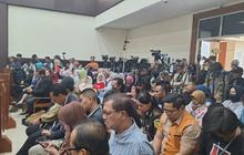 Sidang Dokter Tifa, Pengunjung Tak Bisa Masuk Nobar Depan Pengadilan