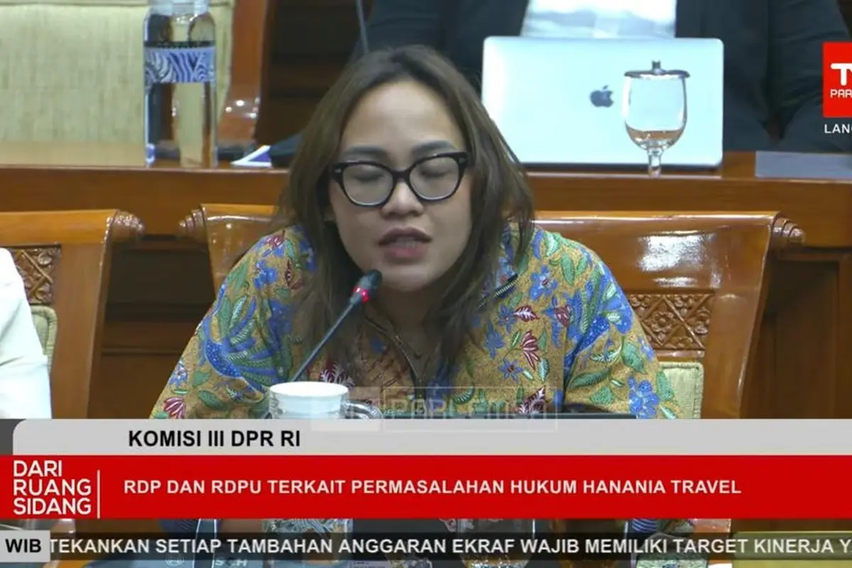 Perwakilan korban Haninia Travel, Uli Amelia Septriani di Komisi III DPR.